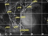 Trópusi ciklon tart India felé